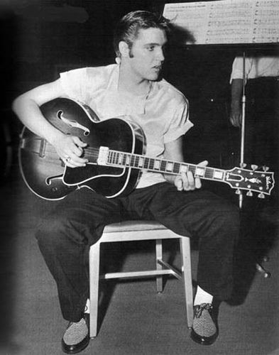 Elvis guitar man 1956 Elvis Love Me Tender, Elvis Guitar, Best Guitar Players, Young Elvis, Elvis And Priscilla, Elvis Presley Photos, Priscilla Presley, Graceland, A Chair