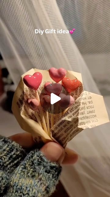 Aranya Aura on Instagram: "Diy this heart candie bouquet with simple clay art❤️✨

#giftideas #handmadegifts #handmadegift #diygifts #diygiftideas #diygiftsandcrafts #clayart #claycraft" Simple Diy Gifts For Friends, Diy For Friends, Simple Clay Art, Heart Bouquet, Clay Heart, Heart Diy, Sand Crafts, Instagram Diy, Cute Clay