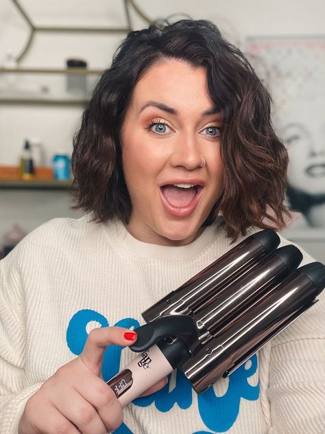 🚨 NEW TOOL ALERT 🚨 Le Tridente BIG TRIPLE BARREL WAVING IRON on short hair!!! Shop👉 http://t.langehair.com/SHCJu 🧜🏻‍♀️ EXTRA 30% off with code: SPLASH | By Cortney Swann Triple Barrelled Short Hair, Triple Barrelled Hair Styles, Waving Iron, Three Barrel Curls, Three Barrel Curling Iron, How To Curl Short Hair, Hair Shop, Short Hair, Barrel