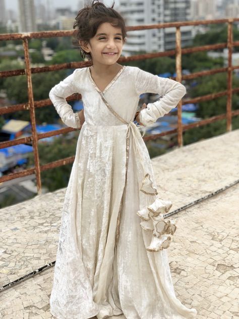 Kids Wedding Dresses Pakistani, White Velvet Gown, Cotton Dress Indian, Eid Outfit Ideas, Casual Bridal Dress, Capelet Dress, Kids Party Wear Dresses, Kids Ethnic Wear, Kids Dress Collection