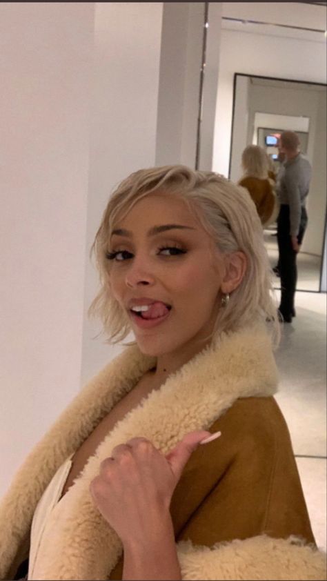 Doja Cat Short Hair, Doja Cat Blonde Hair, Dramatic Hair, Dead Hair, Shot Hair Styles, Short Blonde, Short Blonde Hair, Cat Aesthetic, Doja Cat