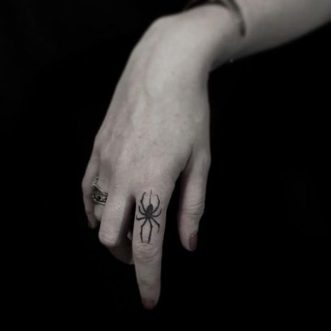 Hannah Tattoo, Black Tattoo Ideas, Knuckle Tattoo, Stick Poke Tattoo, Small Finger Tattoos, Knuckle Tattoos, Goth Tattoo, Spider Tattoo, Poke Tattoo