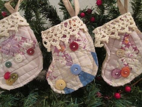 Quilt Ornaments, Quilt Christmas Stocking, Quilt Crafts, Patchwork Christmas, Quilt Christmas, Quilted Christmas Stockings, Quilted Ornaments, Quilted Christmas Ornaments, Quilt Projects