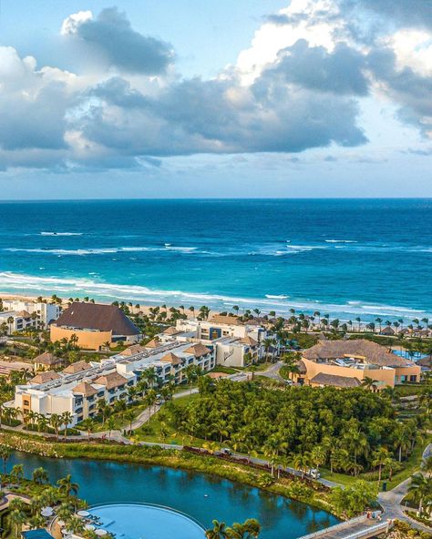 𝑪𝒓𝒊𝒔𝒕𝒐𝒑𝒉𝒆𝒓 𝐍𝐨𝐛𝐥𝐞 📸🚁 on Instagram: “Hard Rock Hotel y Casino Punta Cana 📍,RD 🇩🇴 . . . Dji mavic pro (drone) . . . @hrhcpuntacana #dji #djimavicpro #DroneShotsRD #puntacana…” Hard Rock Punta Cana, Dji Mavic Pro, Mavic Pro, Hard Rock Hotel, Punta Cana, Casino, Hard Rock, Hotel, Natural Landmarks