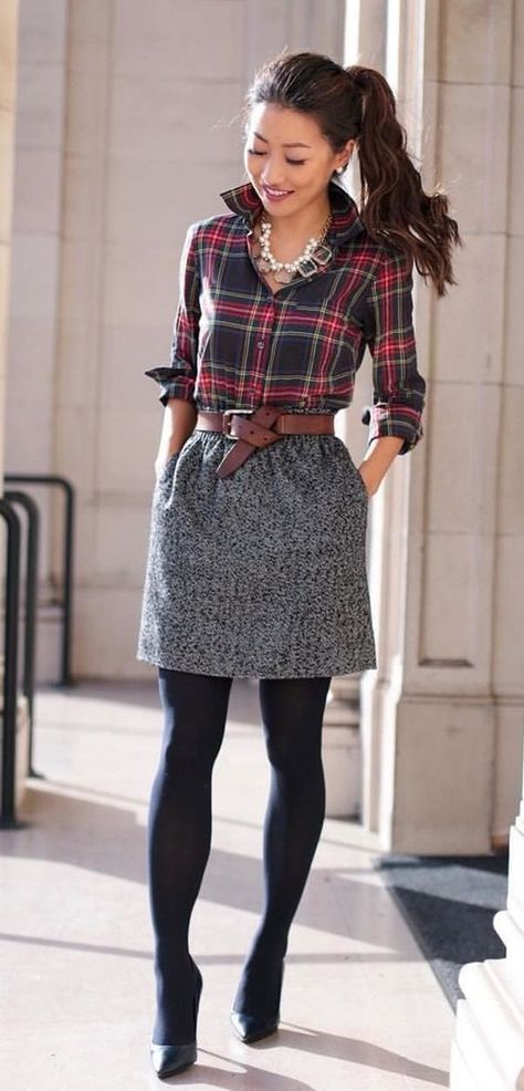 Check out these cute ways to wear plaid dresses! Pretty Winter Outfits, Business Professional Outfits, Holiday Outfits Women, Look Office, Professional Work Outfit, 90's Fashion, Summer Work Outfits, Work Skirts, Looks Black