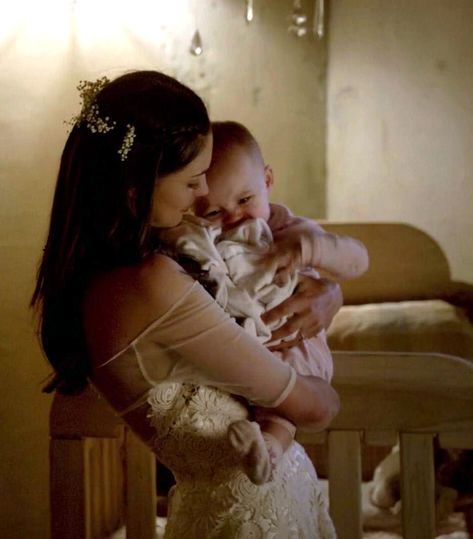 Baby Hope Mikaelson, Hayley The Originals, Hayley Marshall, The Originals Tv, Blusher Veil, Claire Holt, Long Curls, Hope Mikaelson, Phoebe Tonkin