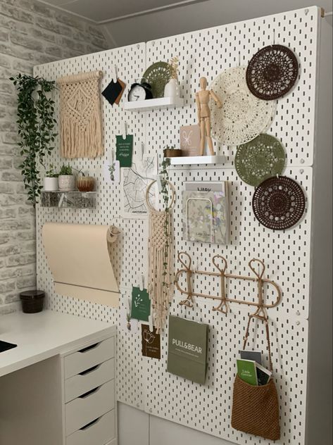 Ikea Pegboard Office, Office Decor Ikea, Ikea Workspace, Pegboard Craft Room, Ikea Pegboard, Pegboard Wall, Bedroom Workspace, Mens Bedroom Decor, Crochet Macrame