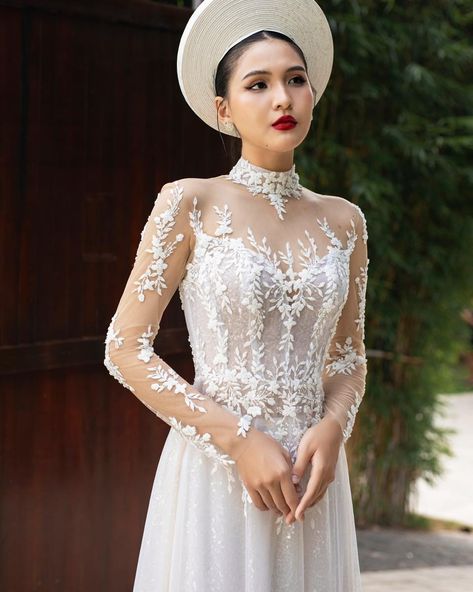 Introducing the Majori Áo Dài✨ Our stunning white bridal áo dài is the perfect fusion of tradition and elegance. Featuring intricate lace detailing and a figure-flattering silhouette, this gown is designed to make any bride feel both regal and romantic. The modern twist on the classic Vietnamese áo dài is ideal for those who wish to honor their heritage while embracing contemporary bridal fashion. Whether you're walking down the aisle or celebrating your special day, the Majori Áo Dài is sur... White Ao Dai Wedding Dress, Ao Dai Wedding Dress, Bridal Ao Dai, Vietnamese Wedding Dress, Ao Dai Vietnamese, Modern Bridal Dress, Skirt Chiffon, Vietnamese Wedding, Contemporary Bridal