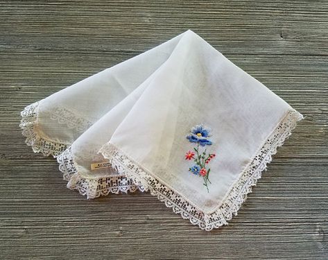 Corak Inai, Antique Handkerchief, Handkerchief Embroidery, Embroidered Hankies, Lace Handkerchief, Ladies Handkerchiefs, Wedding Hankies, Dainty Flowers, Vintage Hankies