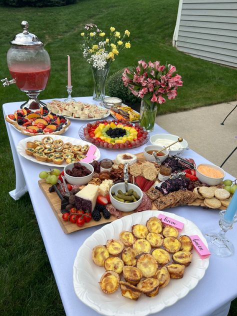 Garden Party Brunch Food, Backyard Party Dessert Table, Garden Birthday Party Food Ideas, Garden Birthday Party Ideas For Adults, Garden Party Snack Ideas, Backyard Birthday Brunch, Garden Party Drinks Station, Garden Party Activities Adults, Backyard Birthday Party For Adults Decor