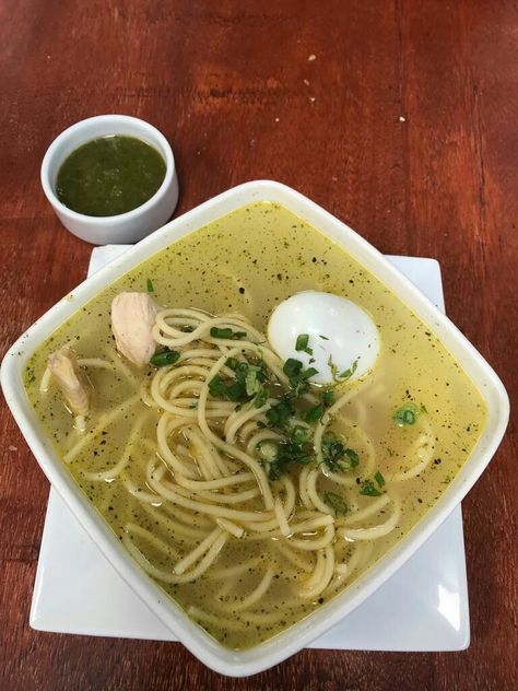 Infaltable para las mañanas frías el "Caldo de Gallina", con fideo a discreción y huevito sancochado, rociado de cebollita china, canchita serrana y ají. Izumi Miyamura, Baby Farm Animals, Peruvian Recipes, Worlds Of Fun, Spaghetti, Honey, Yummy Food, Healthy Recipes, Snacks