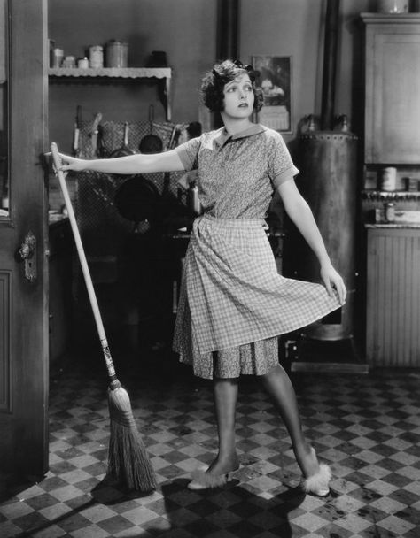 The Lazy Person's Guide to a Happy Home: Tips for People Who (Really) Hate Cleaning Vintage Housewife, Lazy Person, Apartment Cleaning, Elizabeth Street, Domestic Goddess, Happy Home, Cleaning Schedule, House Cleaning Tips, Laura Mercier