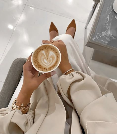 Timeless Office, Elegant Office Wear, Stylish Office Wear, Business Dress Women, Instagram Design Creative, Inspirational Life Photos, Coffee Pictures, Beige Outfit, Business Lifestyle