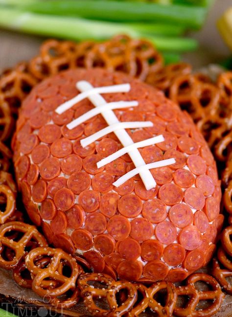 This Pepperoni Pizza Football Cheese Ball is my new favorite thing! Super easy to make and a total showstopper! Make this for your next game day celebration and watch the crowd go wild! Football Cheeseball, Football Cheese Ball, Healthy Superbowl Snacks, Bowl Party Food, Superbowl Appetizers, Superbowl Snacks, Cheese Ball Recipes, Super Bowl Party, Superbowl Party Food