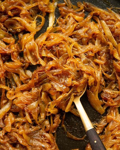 Caramelized Onions Recipe, Carmelized Onions, Pasta Vegetariana, Grilled Onions, Vegetable Side, Onion Recipes, Simply The Best, Idee Pasto Sano, Veggie Dishes