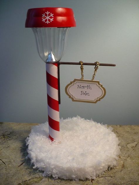 Make A Solar North Pole Street Light Dollar Store Christmas Decorations, Jul Diy, Dollar Store Christmas, Noel Christmas, Tree Crafts, Dollar Tree Crafts, Dollar Store Crafts, Dollar Store Diy, Holiday Diy