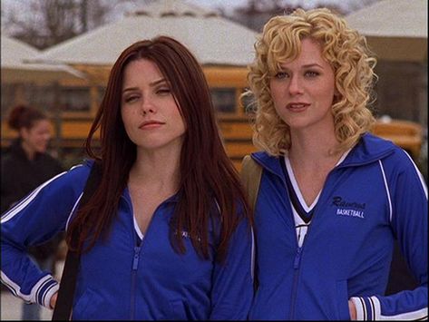 Brooke And Peyton, Tree Hill Aesthetic, One Tree Hill Aesthetic, One Tree Hill Brooke, Hill Aesthetic, Three Hills, One Tree Hill Cast, 2000s Icons, Blonde Aesthetic