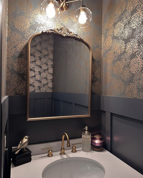 3 simple and easy steps to get this vintage moody powder room look! Goodbye Builder Grade, Hello modern vintage! We wanted one moody room and this one worked out perfect! Swipe to see the before and afters ➡️ 1.) Paint walls the color of your choice. I wanted to go bold so we used a dark moody blue by @benjaminmoore in a satin finish. 2.) Next you will need a fun wallpaper! We got this one at the @anthro_homeoutlet 3.) Trim: We did a Batten Trim on the bottom. (Will share a really easy... Dark Teal Powder Room, Moody Blue Powder Room, Dark Brown Powder Room, Dark Academia Powder Room, Powder Room Ideas Moody, Moody Powder Rooms, Vintage Half Bathroom Ideas, Dark Blue Powder Room, Powder Room Dark