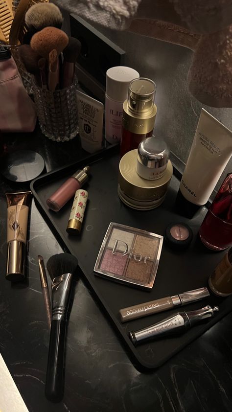 Camelia Chanel, Fancy Makeup, Makeup Obsession, Luxury Makeup, Makeup Items, روتين العناية بالبشرة, Old Money Aesthetic, A Mirror, Makeup Essentials