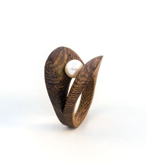 Wooden Rings Diy, Wood Jewelry Diy, Wooden Jewelery, Dremel Crafts, Wood Jewelery, Driftwood Jewelry, Urban Jewelry, Wood Resin Jewelry, Wood Sculptures