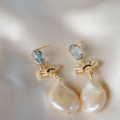 Our Something Blue Earrings are the perfect little something blue for your big day! Made with genuine freshwater pearl and Montana Blue glass, they're made to make a statement. These stunning earrings were designed for the modern chic bride and are perfect for those wanting just a bit extra for their wedding jewels!EARRING FEATURES Montana Blue cracked glass post (.925 sterling post) Materials: Flat freshwater pearl, cubic zirconia, brass Finish: Choice of Silver or 16K Gold 100% nickel free, gr Bridgerton Wedding, Blue Pearl Earrings, 2025 Wedding, Bridal Jewelry Vintage, Jewel Wedding, Deco Earrings, Earrings Art, Jeweled Earrings, Jewelry Pearl