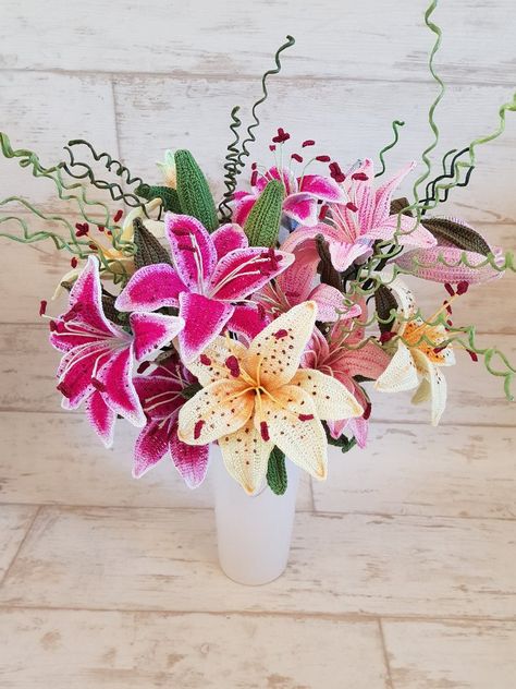 Fruit Haken, Lily Flower Pattern, Stargazer Lilly, Tiger Lily Flowers, Lily Images, Memorial Beads, Pink Lillies, Crochet Bouquet, Stargazer Lily