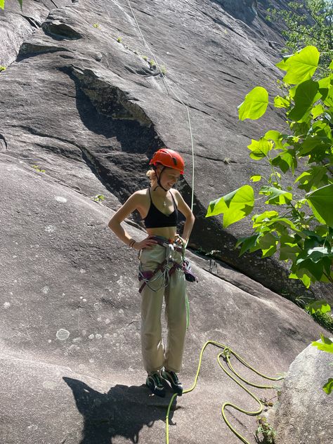 Rock Wall Climbing Outfit, Womens Climbing Outfit, Indoor Rock Climbing Outfit, Climber Aesthetic, Climbing Fits, Bouldering Outfit, Bouldering Women, Rock Climbing Aesthetic, Climbing Aesthetic