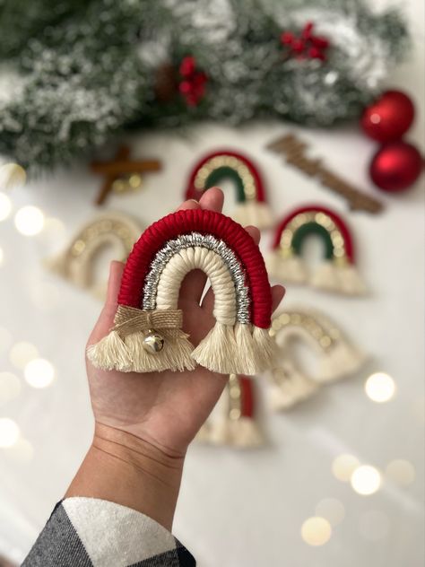 Macrame Rainbow Christmas, Christmas Gift Hampers, Macrame Baby, Napkin Rings Diy, Macrame Knots Tutorial, Makramee Diy, Rainbow Macrame, Macrame Rainbow, Diy Yarn Crafts