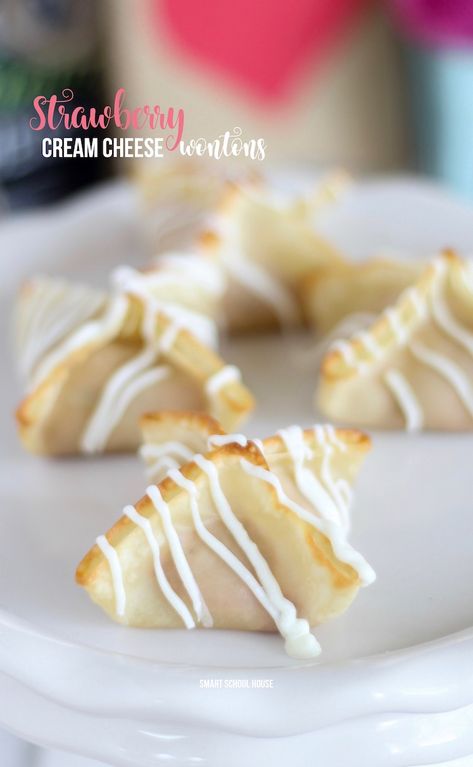 Strawberry Cream Cheese Wontons - 4 ingredient sweet and fluffy strawberry cream cheese mixed with buttery soft baked wonton flavor then drizzled in white chocolate. Baked Wontons, Cream Cheese Wontons, Cheese Wontons, Short Bread, Smart School House, Fried Wontons, Wonton Recipes, Smart School, Soft Bakes