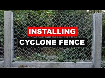 Cyclone Fence, Chicken Wire Fence, Fence Diy, Diy Construction, Wire Netting, Safety Fence, Concrete Posts, Fence Styles, Wire Fence