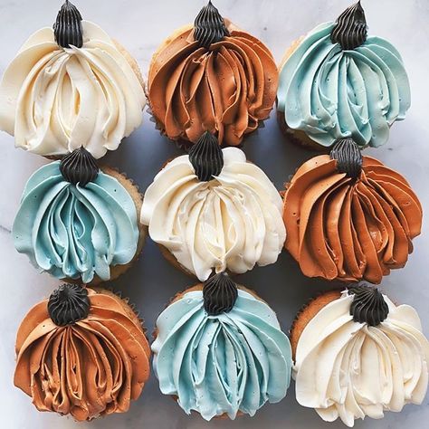 pinterest: camilleelyse ♡ Fall Cupcakes, Wilton Cake Decorating, Fall Cakes, Wilton Cakes, Halloween Cake, Shower Cupcakes, Pumpkin Cupcakes, Baby Shower Cupcakes, Baby Shower Pumpkin