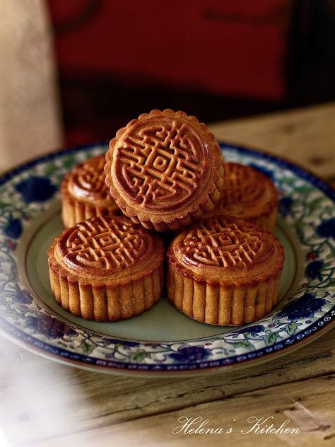 Helena's Kitchen: 五仁月饼（Mix Nuts Moon cake） Moon Cakes Aesthetic, Moon Cakes Chinese, Mooncakes Aesthetic, Mooncake Tattoo, Moon Cake Aesthetic, Mooncake Aesthetic, Dango Aesthetic, Moon Worship, Moon Food