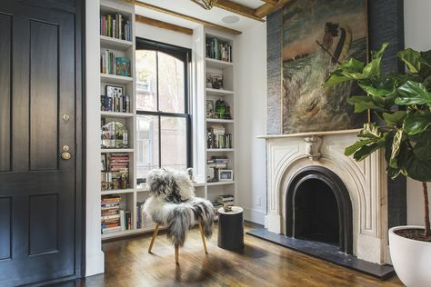 Elizabeth Roberts, New York Townhouse, Victorian Fireplace, Eclectic Bedroom, Cozy Reading Nook, Architecture Old, Family House, Reading Nook, Empire State Building