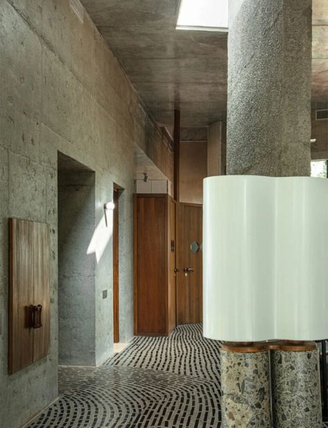 'house of concrete experiments' by SRDA Dark Wooden Furniture, Brutalist Interior, Concrete Terrazzo, Monumental Architecture, Smooth Concrete, India Architecture, Concrete Finishes, Concrete Ceiling, Design Atelier