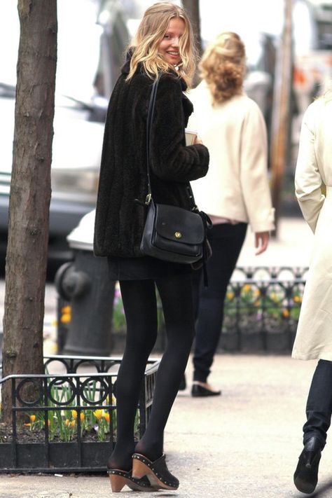 Clogs Clogs Street Style, Clog Outfits, Black Clogs Outfit, Studded Clogs, Clogs Outfit, Ellie Saab, Walking Down The Street, Model Street Style, All Black Outfit