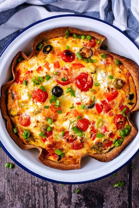 This Baked Egg Tortilla is a great protein packed breakfast option, and so easy to adapt with different vegetables, meat and cheese. It is basically a tortilla quiche, as instead of pastry it uses a wholewheat flour tortilla as the crust. This is great for a light lunch too, and it also packs up well to take on picnics. Cheap High Protein, Cheap High Protein Meals, Budget Keto, Tortilla Quiche, Egg Tortilla, Tortilla Bake, Breakfast Tortilla, High Protein Meals, Packed Breakfast