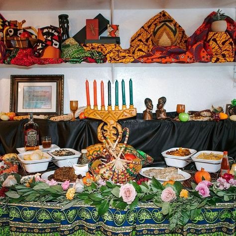 These are some Kwanzaa decor ideas on Instagram that will provide you with all the inspiration you need to create your own Kwanzaa display. Kwanzaa Decorations Table Settings, Kwanzaa Christmas Tree, Kwanzaa Table, Kwanzaa Decor, Soulaan Culture, Diy Kwanzaa Decorations, Kwanzaa Party, Kwanzaa Decorations, Kwanzaa Principles