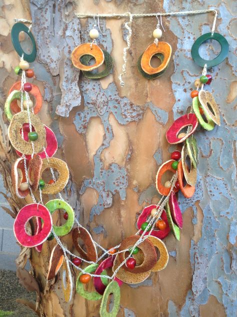 Necklace and earrings. Natural seeds of tagua and orange peel. Orange Peel Jewelry, Colombian Jewelry, Vegetable Jewelry, Mango Seed, Orange Jewelry, Organic Jewelry, Fiber Jewelry, Make Jewelry, Jewelry Boards