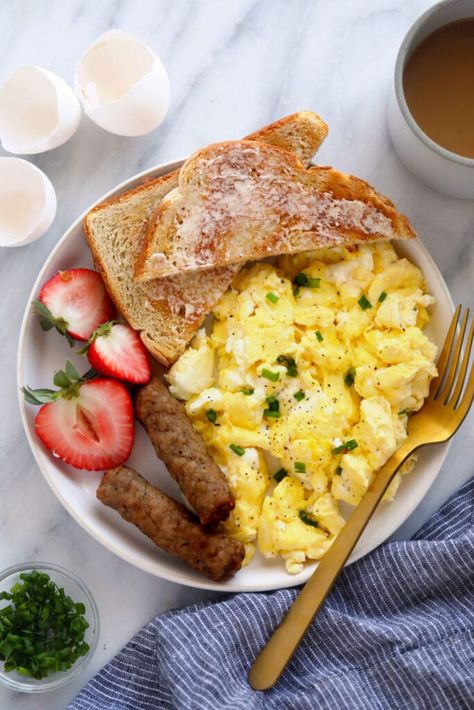 Make fluffy scrambled eggs every time with this perfect scrambled eggs recipe. Step by step simple fool proof instructions to make the best scrambled eggs ever! Yogurt Smoothies Healthy, Eggs In Air Fryer, Egg Casseroles, Egg And Potato, Egg Bakes, Sandwich Egg, Perfect Scrambled Eggs, Breakfast Eggs Scrambled, Egg Roll Recipe