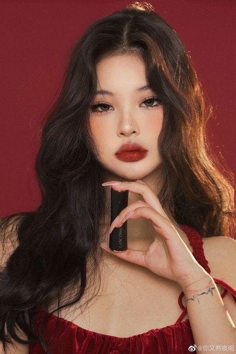 Makeup Ala Korea, Makeup Asia, Medium Long Haircuts, Asian Makeup Looks, Red Lipstick Makeup, Retro Makeup, Red Lip Makeup, Ethereal Makeup, Red Makeup