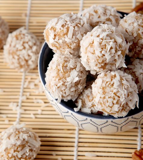 Orange Coconut Snowballs - this classic old-fashioned cookie recipe that's sweet and citrusy and so easy to make! Orange Coconut Balls, 60 Cookies, Orange Balls, Coconut Bites, No Bake Recipe, Coconut Snowballs, Orange Baking, Coconut Balls, Coconut Desserts