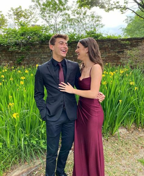 Maroon Hoco Couple, Homecoming Couple Outfits, Burgundy Formal Dress Long, Burgundy Prom Couple, Prom With Boyfriend, Matric Photoshoot, Prom Boyfriend, Couples Prom Outfits, Prom Outfits For Couples