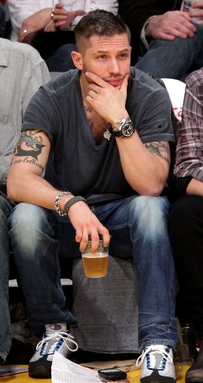 Only Tom Hardy can look like a BAMF courtside with a beer in his hand and a necklace and bracelets on!❤ توم هاردي, Edward Thomas Hardy, Tatto Boys, The Slim Shady, Hardy Boys, Thomas Hardy, Women Issues, Celebrity Tattoos, The Perfect Guy