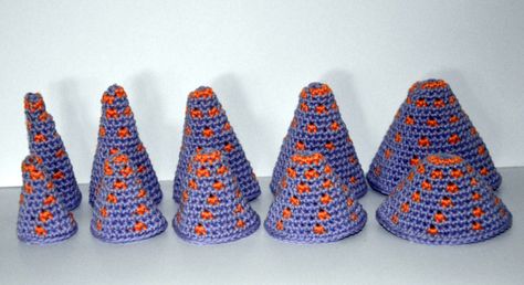 Cones e cilindros Crochet Doll Clothes Free Pattern, Crochet Doll Tutorial, Crochet Decrease, Crochet Stitches Tutorial, Crochet Flower Patterns, Crochet Doll Pattern, Crochet Techniques, Crochet Patterns Amigurumi, Doll Pattern