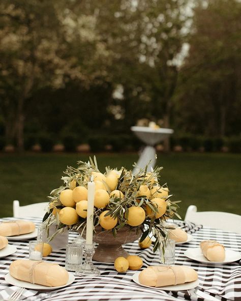 Lemon Wedding Centrepiece, Lemon And White Flower Centerpiece, Olive And Lemon Wedding Decor, Lemon Decoration Wedding, Lemon And Olive Wedding Theme, Lemon Wedding Table Decor, Olive Wedding Centerpieces, Italian Wedding Decorations Centerpieces, Lemon And Olive Wedding