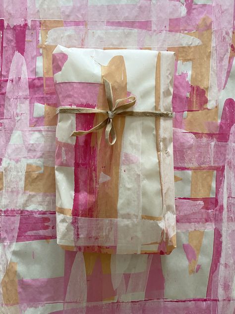 Make your own wrapping paper with butcher paper and tempera paint or watercolors! It's quick and easy and so gorgeous. Gift Wrapping Ideas For Boyfriend, Kids Printmaking, Cute Gift Wrapping, Christmas Craft Diy, Art Activism, Craft Ideas Easy, Cute Gift Wrapping Ideas, Handmade Wrapping Paper, Diy Wrapping Paper