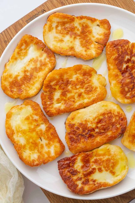 This fried halloumi recipe is quick and easy, and produces delicious crispy, golden cheese with warm and creamy centers. Halloumi Cheese Recipes, Cooking Halloumi, Haloumi Recipes, Little Sunny Kitchen, Fried Halloumi, Halloumi Cheese, Halloumi Salad, Sunny Kitchen, Moroccan Dishes