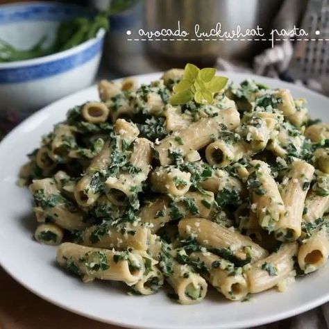 Avocado Buckwheat Pasta by @fresheather 💚 Recip Buckwheat Pasta, Veg Stock, Avocado Pasta, Avocado Pesto, Cooked Pasta, Veg Food, Healthy Food Dishes, Gluten Free Dinner, Ripe Avocado