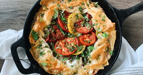 Thick heirloom and beefsteak tomatoes, mixed fresh herbs, and a crispy golden phyllo crust come together to make this delicious summer tomato skillet pie. Phyllo Dough Tomatoes, Vegetable Phyllo Pie, Phyllo Dough Recipes Dinner Vegetarian, Skillet Pie, Lamb Salad, Phyllo Recipes, Athens Food, Veggie Pies, Phyllo Pastry