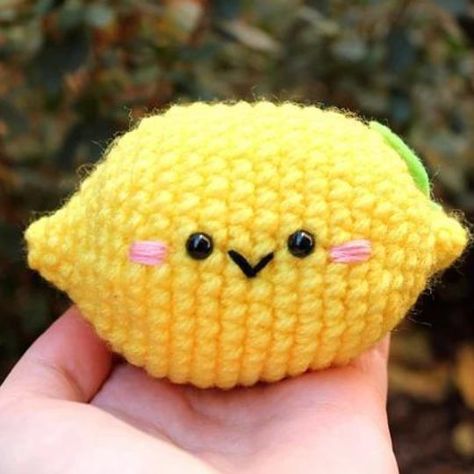 24 Free Crochet Lemon Patterns • RaffamusaDesigns Crochet Projects To Sell, Amigurumi Food, Crochet Mignon, Confection Au Crochet, Crochet Fruit, Pola Amigurumi, Crochet Gratis, Lemon Patterns, Food Patterns